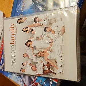 MODERN FAMILY---SEASON 2